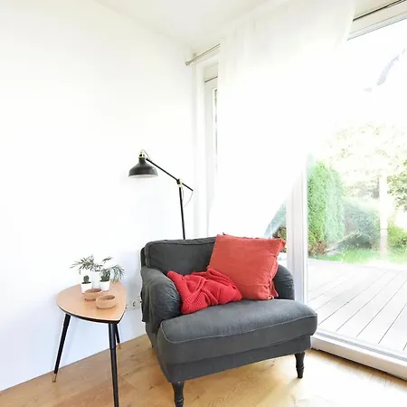 Apartment Central Spacious W Private Garden And Free Parking