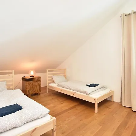 Central Spacious W Private Garden And Free Parking Apartment *