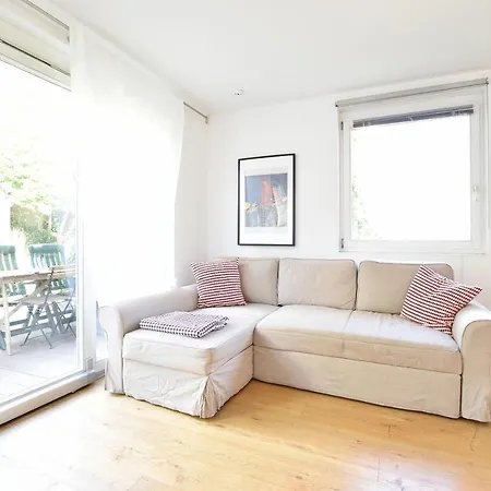 Central Spacious W Private Garden And Free Parking Apartment *